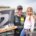 Besonderer Moment: Maro Engel mit Tochter Sophia auf dem DTM-Podium