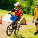 Erste Fahrversuche auf der Strecke mit dem BMX-Fahrrad