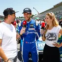 Andreas Kaiser (re.) moderiert auch weiterhin die DTM