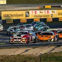 Der BMW M4 GT4 von Schrey/Piana an der Spitze des ADAC GT4 Germany-Feldes