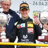 VAR-Teamchef Frits van Amersfoort (li.) zusammen mit Mick Schumacher bei seinem ersten Formel-4-Sieg 2015
