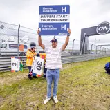Philip Köster eröffnete mit dem Schild „Drivers start your engines“ das Renngeschehen