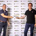 Martin Kimm, Geschäftsführer von FaberExposize, überreichte  Thomas Voss, Leiter ADAC Motorsport und Klassik, einen Pokal