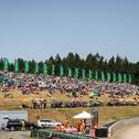  Auf der Dekra-Tribüne T13 genossen die Fans die beste Sicht auf die Ausbremsmanöver vor der Sachsenkurve