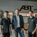 ABT Sportsline CEO Thomas Biermaier (Mitte) mit den beiden Fahrern für die DTM Saison 2023 (Foto: ABT Sportsline)