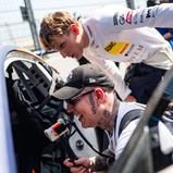 Gaming-Star MontanaBlack schaute sich den Ford Mustang GT3 von ADAC GT Masters-Pilot Max Reis an
