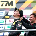 Morris Schuring freute sich mit Sebastian Golz (Projektleiter Porsche 911 GT3 R) über sein erstes DTM-Podium