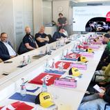 Knackige Fragen für Mirko Bortolotti und Nicki Thiim bei einer Kinder-Pressekonferenz