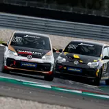 Florian Vietze vor Tim Rölleke (Tourenwagen Junior Cup)