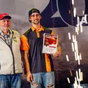 Marcel Stauffer (r.) erhielt stellvertretend von Dieter Lichtblau den Michael Spacek-Sonderpreis überreicht