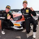 Die strahlenden Rennsieger Elias Seppänen und Tom Kalender