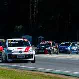 Mike Müller (vorne) gewann Lauf eins des ADAC Tourenwagen Junior Cup (Foto: ADAC Tourenwagen Junior Cup)