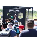 Bei der Quarterback Challenge im Patriots-Container können Fans am Sachsenring ihre Wurfkünste testen.