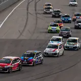 Am Start des ADAC Tourenwagen Junior Cup lag Moritz Groneck (Zweiter) noch hinter Julian Konrad (vorne), doch das sollte sich im Laufe des Rennens ändern (Foto: ADAC Tourenwagen Junior Cup)