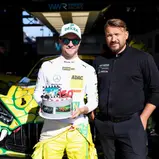 Zum Jubiläum bekam Lucas Auer einen Kuchen von Christian Hohenadel, Teamchef vom Mercedes-AMG Team Mann-Filter (l-r)