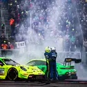 Thomas Preining und Maro Engel vor den Zuschauerrängen in Hockenheim (l-r)
