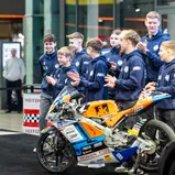 Die Motorrad-Talente des Motorsport Team Germany werden auf die Bühne gerufen (Foto Gruppe C Photography)