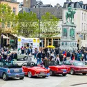 Oldtimer hautnah: Oldtimer-Enthusiasten nutzen die Gelegenheit das „rollende Museum“ aus nächster Nähe zu erleben