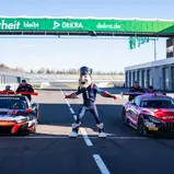 Wer sein Rennauto liebt, der schiebt! Pat Patriot feuert an
