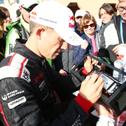Autogramme und Interviewrunden, Fotogelegenheiten en masse und mit den Stars auf Augenhöhe: Das große Come Together nach WP1 am Donnerstagmittag in Bad Griesbach Therme war eine gelungende Welcome-Party für die Rallye-Weltmeisterschaft