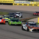 Noch fünf Teams rechnen sich Chancen auf den Titel im ADAC GT Masters aus