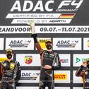 Die drei Van-Amersfoort-Piloten auf dem Podium (v. l. n. r. Dufek, Bearman, Bedrin)