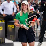Bahnrad-Weltmeisterin Emma Hinze überreichte den DTM-Pokal an Ricardo Feller