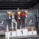 Cedric Fuchs (Mitte) gewann beide Rennen und den Titel im ADAC Tourenwagen Junior Cup; zweimal Zweiter wurde in der Eifel Mike Müller (links), zweimal Dritter Julian Konrad (rechts) (Foto: ADAC Tourenwagen Junior Cup)
