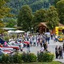 Warm-up auf der „Route 66“: Oldtimer-Fans nutzten die Gelegenheit das „rollende Museum“ der ADAC Europa Classic 2026 auf dem US-Car-Festival in Ruhpolding aus nächster Nähe zu erleben.