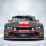 Das Design mit den roten Streifen ist eine Hommage an den letzten Ford Mustang in der DTM (Foto: HRT Ford Performance)