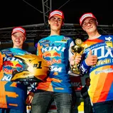 ADAC MX Masters Holzgerlingen Tagessiegerehrung beim ADAC MX Junior Cup 125 v.l.n.r.: Mike Gwerder (Schweiz/KTM), Lion Florian (Deutschland/KTM) und Simon Längenfelder (Deutschland/Husqvarna/Pfeil Husqvarna Junior Team)
