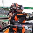 Freude nach dem Sieg am Lausitzring: Leyton Fourie und Tim Zimmermann