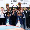 Patric Niederhauser und Kelvin van der Linde feiern ihren Titel in exklusiven Sakkos von herrenausstatter.de