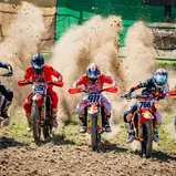 Bei Sommerhitze boten die Fahrer des ADAC MX Masters in Möggers spannende Rennen