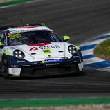 Jaap van Lagen und Mariusz Górecki bekamen den größten Pokal in der Porsche Endurance Challenge Deutschland (Foto: Porsche Sports Cup)