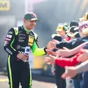Porsche-Pilot Ayhancan Güven freut sich über den Support seiner vielen Fans