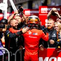 Jubel mit dem Team: Sheldon van der Linde sicherte Schubert Motorsport den ersten Podiumsplatz der Saison
