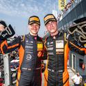 Die strahlenden Sieger: Tim Zimmermann und Leyton Fourie von FK Performance Motorsport