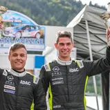 So sehen Champions aus: Timo Schulz (rechts) und sein Beifahrer Pascal Raabe