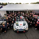 Finn Wiebelhaus und Salman Owega feiern mit ihrem Haupt Racing Team die Meisterschaft