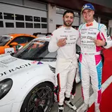 Ahmed Alkhoori und Gian Luca Tüccaroglu freuen sich über den Triumph in der Porsche Endurance Challenge Deutschland (Foto: Porsche Sports Cup)