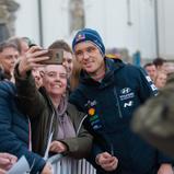 Stars hautnah: Bei Autogrammstunden, Stadtdurchfahren, den Regroupings und vielen anderen Gelegenheiten kann man die Rallye-Top-Elite hautnah erleben