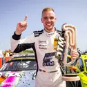 Der Toksport WRT-Pilot Heinemann mit seinem Pokal für Rang zwei