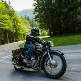 Auf der neuen ADAC Oldtimer-Wanderung für Mofas, Roller & Motorräder ab 20 Jahren geht es für die Teilnehmer rund um die Donauschlinge