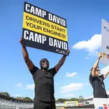 Gerald Asamoah hielt das von Serienpartner Camp David präsentierte "Start your Engines"-Schild