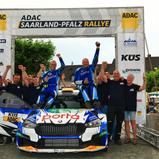 Dennis Rostek feiert mit Beifahrer Stefan Kopczyk den vorzeitigen Titelgewinn bei den DRM Masters