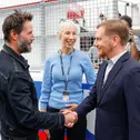 Sachsens Ministerpräsident Michael Kretschmer schüttelt Hollywood-Star Keanu Reeves die Hand