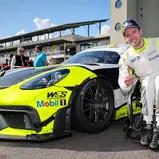 Tim Horrell freut sich über seinen Sieg in der Porsche Sprint Challenge Deutschland GT4 in Oschersleben (Foto: Porsche Sports Cup)