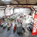 Die historische Motorrad-Ausstellung direkt am gelben ADAC-Turm