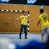 Jusuf Owega probierte sich als Handball-Torwart und zeigte sich reaktionsschnell